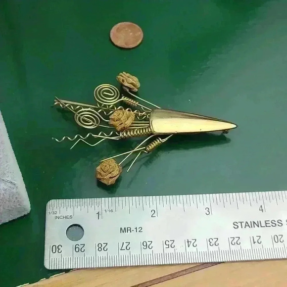 Vintage Gold-toned mesh flowers brooch - Picture 13 of 17